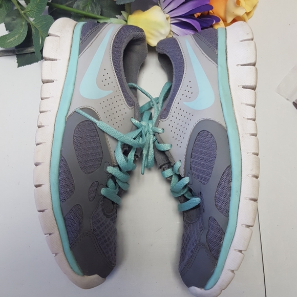 Women's Nike grey athletic shoes size 6 - Picture 5 of 8